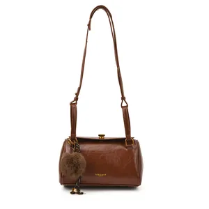 Sac cylindre marron rétro en cuir PU brillant avec un pendentif boule en peluche
