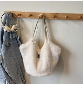 Détail du sac cabas en peluche crème avec fermoir métallique et longues anses en cuir