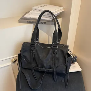 Borsa a tracolla nera stile moto retrò con nappe e cinturini incrociati in finta pelle
