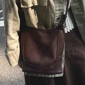 Sac à bandoulière vintage en cuir marron foncé avec un design de sac seau spacieux