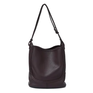 Sac seau marron foncé motif litchi avec bandoulière réglable et coutures décoratives