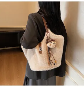 Détail du sac fourre-tout en peluche avec anses en cuir et pendentif ours mignon