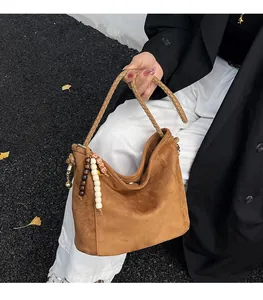 Sac hobo en suédine marron avec poignée tressée et breloques de style bohème