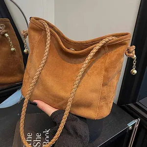 Grand Sac Seau en Suède Femmes Simple Rétro Bandoulière Tressée Sac à Bandoulière Avec Pendentif en Perles Quotidien Hobo Bag