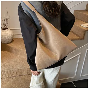Détail du sac cabas en similicuir souple avec texture vintage et large bandoulière