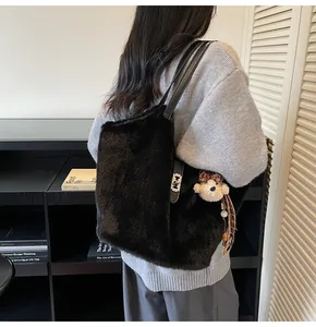 Détail du grand sac cabas en fausse fourrure noire avec boucle métal et charm ours