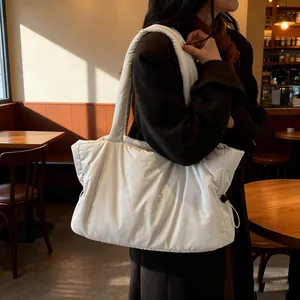 Bolso tote acolchado blanco para mujer con gran capacidad y diseño de relleno suave