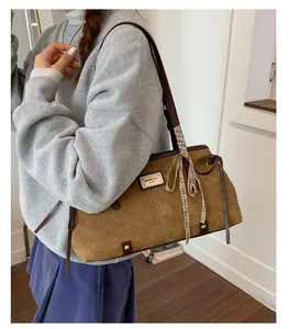 Vista dettagliata di una borsa tote marrone con stampa Bread Cat e fiocco a scacchi