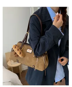 Dettaglio borsa tote scamosciata marrone con stampa Bread Cat e ciondolo toast