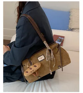 Dettaglio della borsa shopper marrone con stampa Bread Cat, nastro e ciondolo plush