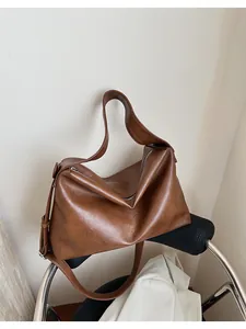 Vista detallada del bolso tote vintage marrón grande en cuero sintético mate con textura