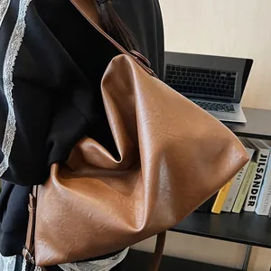 Bolso tote grande marrón de cuero sintético suave llevado como bandolera chic