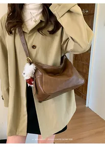 Sac bandoulière vintage marron en cuir PU avec un joli pendentif chiot en peluche blanche
