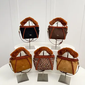 Collezione di borse in pelliccia sintetica e pelle scamosciata con stampa leopardata