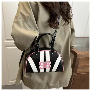 Borsa bowling retrò nera con finiture rosa e toppa 96 mostrata in un contesto di vita