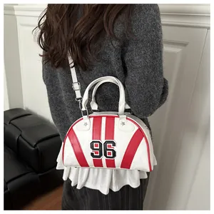 Vista posteriore di una borsa bowling bianca con strisce rosse e numero 96 a tracolla