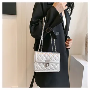 Detailansicht der silbernen Stepptasche mit Metallkette und Vintage-Verschluss