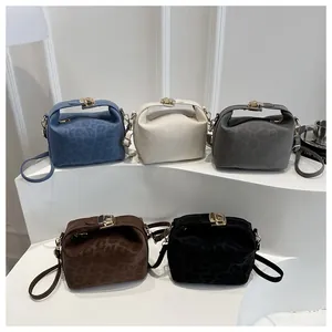 Detailed comparison of five large tote bags in leopard texture showing various colors
