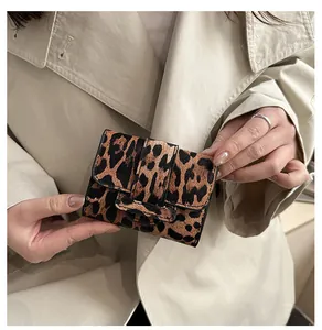 Vue détaillée de la mini pochette à imprimé léopard avec rabat en cuir synthétique