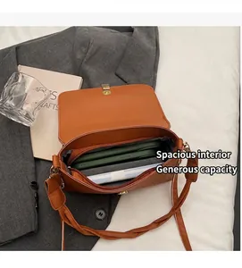 Vue interne d'un sac à bandoulière marron montrant un rangement spacieux et pratique
