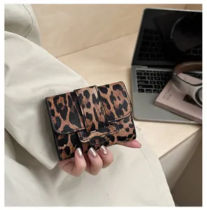 Gros plan détaillé du mini sac imprimé léopard avec boucle sur un bureau urbain