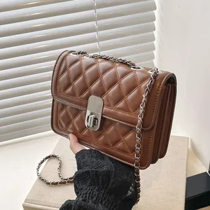 Mode Damen Gesteppte Umhängetasche Aus PU Leder Kleine Quadratische Schultertasche Mit Kettenriemen Und Metalldrehverschluss
