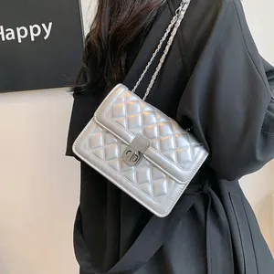Schicke silberne Stepptasche mit Kettenriemen und Metallic-Finish für die Mode 2024