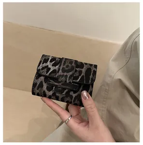 Mini sac carré à imprimé léopard tenu à la main avec fermeture à bouton-pression chic