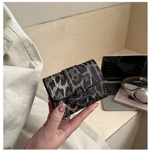 Détail du mini sac léopard avec simili cuir texturé et fermeture à boucle
