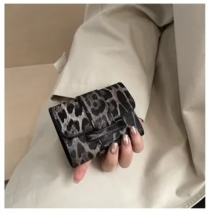 Gros plan détaillé de la mini pochette carrée à motif léopard avec fini texturé