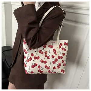 Détail du sac cabas crème avec imprimés cerises rouges et lettrage doré Fashion Bags