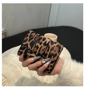 Vue détaillée du mini sac à main femme imprimé léopard avec texture en cuir