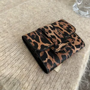 Mini sac carré imprimé léopard en cuir texturé avec fermeture à rabat élégante