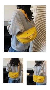 Detalle del bolso bandolera de nailon amarillo con correa ajustable y cremallera doble