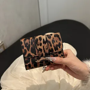 Mini sac carré chic à motif léopard en similicuir avec fermeture à sangle