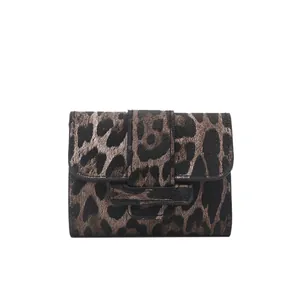 Mini sac bandoulière léopard avec boucle à rabat et esthétique carrée compacte