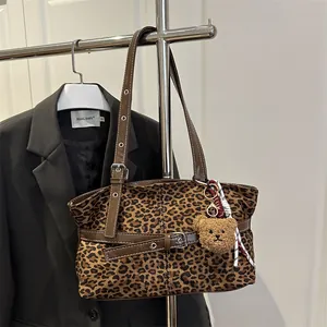 Vintage Leopardenmuster Wildleder Tragetasche Damen Große Kapazität Mode Schultertasche Mit Bärenanhänger Verstellbarem Riemen