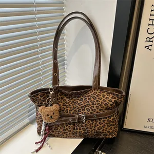 Vintage-Tragetasche mit Leopardenmuster, braunen Lederriemen und Bären-Anhänger