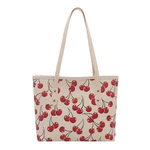 Sac fourre-tout blanc crème avec motifs cerises rouges et rivets dorés pour femme