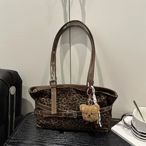 Retro-Shopper aus Wildleder mit Leopardenmuster, Lederriemen und Bären-Anhänger