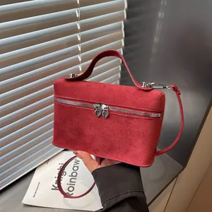 Sac à main élégant en daim rouge foncé avec zips cœur et bandoulière réglable