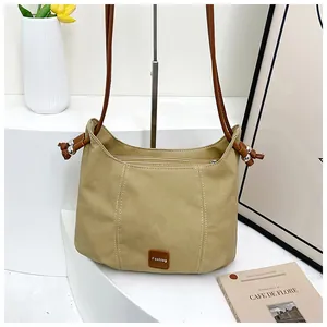 Détail du sac bandoulière kaki avec perles argentées et fermeture éclair