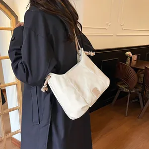 Sac à bandoulière minimaliste en cuir blanc avec poignée à corde nouée pour femmes chic