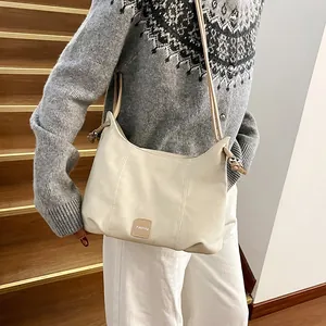 Sac à bandoulière croissant blanc crème chic avec détails de nœuds sur escalier