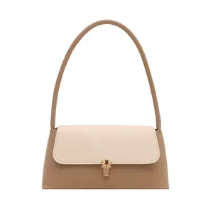 Borsa sottospalla minimalista bicolore in pelle kaki e beige con chiusura dorata