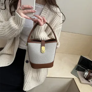 Sac seau en toile minimaliste avec garniture en cuir marron et fermoir doré rotatif