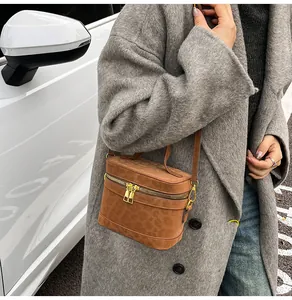 Braune Box-Umhängetasche mit Leopardenmuster und goldenen Details im modischen Streetstyle