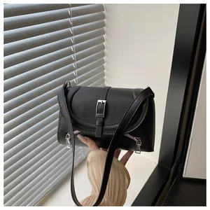 Détails du sac bandoulière en similicuir noir avec boucle argentée et fermetures latérales