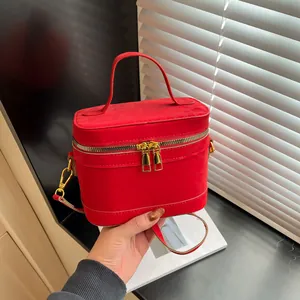 Rote Wildleder Box-Tasche mit goldenen Reißverschlüssen und abnehmbarem Gurt