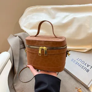 Braune Handtasche aus Wildleder mit Leopardenprägung und goldenem Reißverschluss
